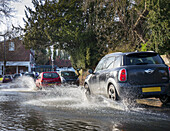 Hochwasser, das auf die Straße spritzt; Cobham, Surrey, England