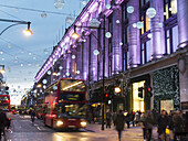 Oxford Street und Weihnachten bei Selfridges; London, England