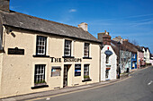 Zentrum von St. David mit dem Bishops Pub und anderen bunten Geschäften; St. David, Pembrokeshire, Wales