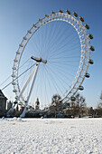 London Eye mit Big Ben und einer verlassenen Schneelandschaft; London, England.