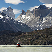 Ein Boot auf dem Grauen See, Torres Del Paine National Park; Torres Del Paine, Magallanes und Antartica Chilena Region, Chile