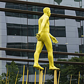 Skulptur eines gelben Mannes, der auf einem Pfosten spazieren geht; Santiago, Santiago Metropolitan Region, Chile