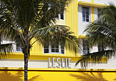 Hellgelbes Gebäude mit Palmen, South Beach; Miami, Florida, Vereinigte Staaten von Amerika