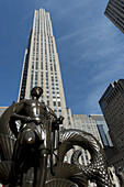 Skulptur und Rockefeller Centre; New York City, New York, Vereinigte Staaten von Amerika