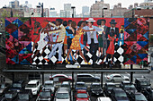 Buntes Kunstwerk, das Tänzerinnen und Tänzer darstellt, mit einer Skyline im Hintergrund und einem Parkplatz im Vordergrund; New York City, New York, Vereinigte Staaten von Amerika