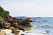 Mönche machen einen Gruppenausflug zum Meer am Sokha Beach; Sihanoukville, Kambodscha