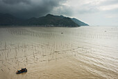 Pfähle und Seile im Wasser für Fischernetze; Xiapu, Fujian, China