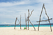 Puka Beach in Boracay, weißer Sand und blaues Wasser, mit dem Werk Puka aus Baumzweigen; Boracay, Panay, Philippinen