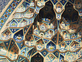 Detail der Stalaktitenverzierung, Eingang Iwan, Gur Emir (Grabmal von Timur); Samarkand, Usbekistan.