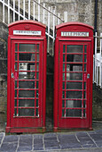 Traditionelle rote englische Telefonzellen; Cornwall, England