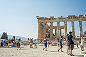 Touristen zwischen den Säulen der Akropolis; Athen, Griechenland