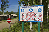 Ein Schild in Russland, das eine Vielzahl von Aktivitäten verbietet; Listwjanka, Gebiet Irkutsk, Russland.