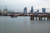 Die Themse, die St. Paul's Cathedral und die Gebäude der Stadt London; London, England.