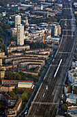 Erhöhte Nachmittagsansicht der Zuglinien in die London Bridge Station vom Shard Building aus; London, England.