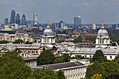 Blick über die Stadt London und das Old Royal Naval College vom Greenwich Park aus; London, England