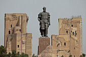 Statue von Amir Timur und Palasttor, Ak Sarai-Palast; Shakhrisabz, Usbekistan.