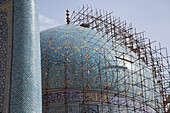 Fliesenarbeiten auf der Kuppel der Imam-Moschee, Imam-Platz; Isfahan, Iran