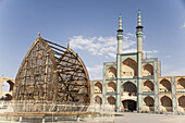 Hölzernes Palmblatt (Nakhl) vor Amir Chaqmaq; Yazd, Iran