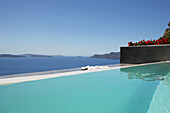 Ein Schwimmbad mit Blick auf die Caldera; Oia, Santorin, Kykladen, Griechische Inseln, Griechenland