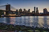 Manhattan Skyline in der Dämmerung mit Brooklyn Bridge, Brooklyn Bridge Park, Brooklyn; New York City, New York, Vereinigte Staaten Von Amerika