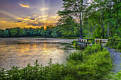 Sonnenuntergang am Seeufer; Bushkill, Pennsylvania, Vereinigte Staaten Von Amerika