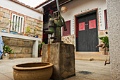 Hof eines klassischen taiwanesischen alten Hauses mit Brunnen; Jincheng, Kinmen, Taiwan
