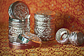 Silberfarbene Souvenirs aus Brunei; Bandar Seri Begawan, Brunei