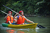 Touristen paddeln in einem Kanu im Ulu Temburong National Park; Brunei