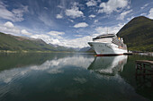 Kreuzfahrtschiff vor Anker; Andalsnes, Rauma, Norwegen