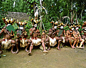 Huli Wigmen bereiten sich auf traditionellen Gesang vor; West-Neubritannien, Papua-Neuguinea