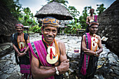 Timoresische Männer in traditioneller Kleidung im Dorf Liurai; Timor-Leste.