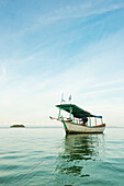 Ein Boot im ruhigen Wasser vor dem Tui Beach, Koh Rong Island; Sihanoukville, Kambodscha Kambodscha