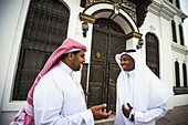 Zwei Saudis stehen in einer Tür des Palastes von Shubra; Taif, Saudi-Arabien