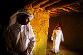 Zwei Saudis im Inneren einer alten Festung; Taif, Saudi-Arabien