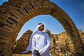Mohren-Saudis stehen unter dem Bogen eines alten Gebäudes; Taif, Saudi-Arabien