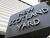 Drehendes Schild, New Scotland Yard, St. James; London, England.