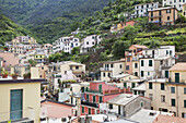 Farbenfrohe Wohngebäude; Riomaggiore, Ligurien, Italien