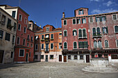 Campo San Polo Platz mit blauem Himmel; Venedig, Italien