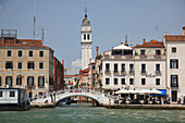 Ein Blick vom Canal Grande in der Nähe des Markusplatzes; Venedig, Italien.