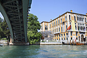 Ein Blick auf das Kunstinstitut von der Accademia-Brücke aus; Venedig, Italien.