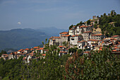 Malerische Dörfer in den Alpuaner Alpen; Montefegatesi, Toskana, Italien