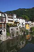 Das malerische Dorf Bagni Di Lucca in den Alpuaner Alpen; Toskana, Italien