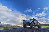 Ein Fahrzeug, bekannt als Super-Jeep, sitzt auf einer kleinen Anhöhe im zentralen Hochland; Island