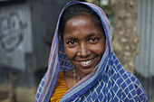 Porträt einer jungen bengalischen Frau; Kishoreganj, Bangladesch.