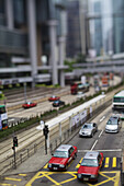 Taxis und Verkehr auf belebter Straße; Hongkong