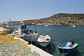 Hölzerne Fischerboote im Hafen; Faros, Sifnos, Kykladen, Griechische Inseln, Griechenland