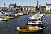 Boote und bunte Häuser im Hafen von Aberaeron; Aberaeron, Ceredigion, Wales