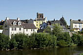 Wohngebäude und Kirche mit Bäumen entlang eines Flusses; Brecon, Powys, Wales