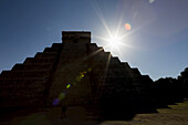Silhouette einer alten Maya-Pyramide mit Sonnenaufgang und blauem Himmel; Chichen-Itza, Yucatan, Mexiko