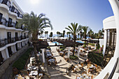 Sitzgelegenheiten auf einer Terrasse mit Palmen und Blick auf das Mittelmeer; Paphos, Zypern